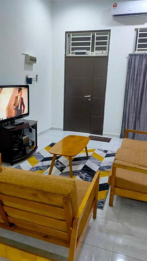 Homestay Batu Pahat, Bushra Esterno foto